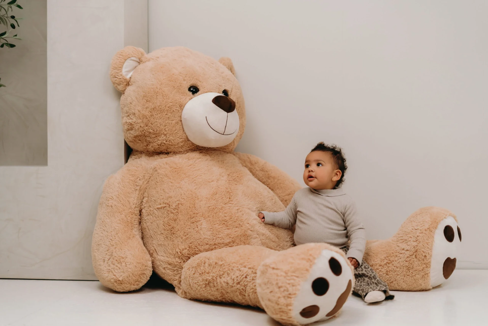 Baby naast een reusachtige teddybeer van Teddy & Clo.