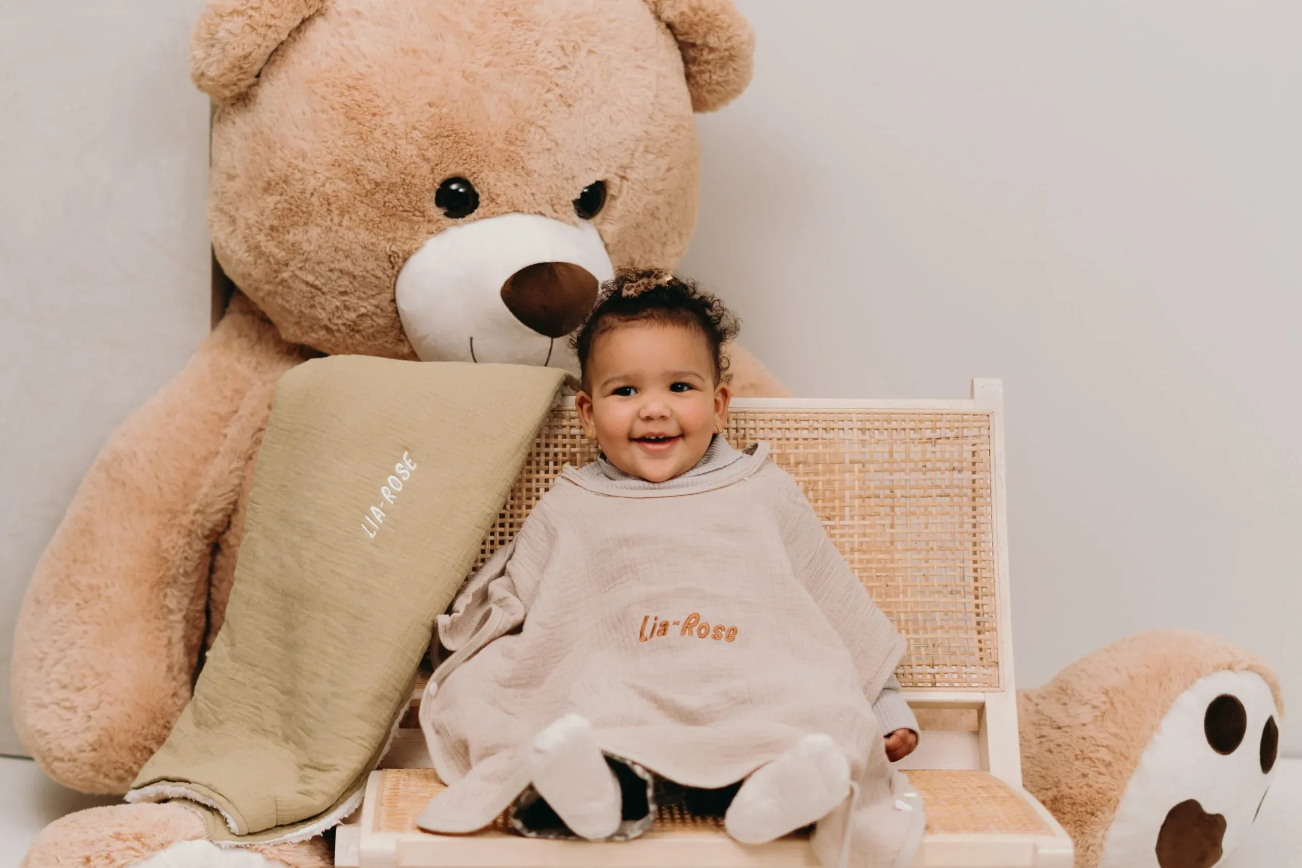 Baby met gepersonaliseerde badcape van Teddy & Clo.